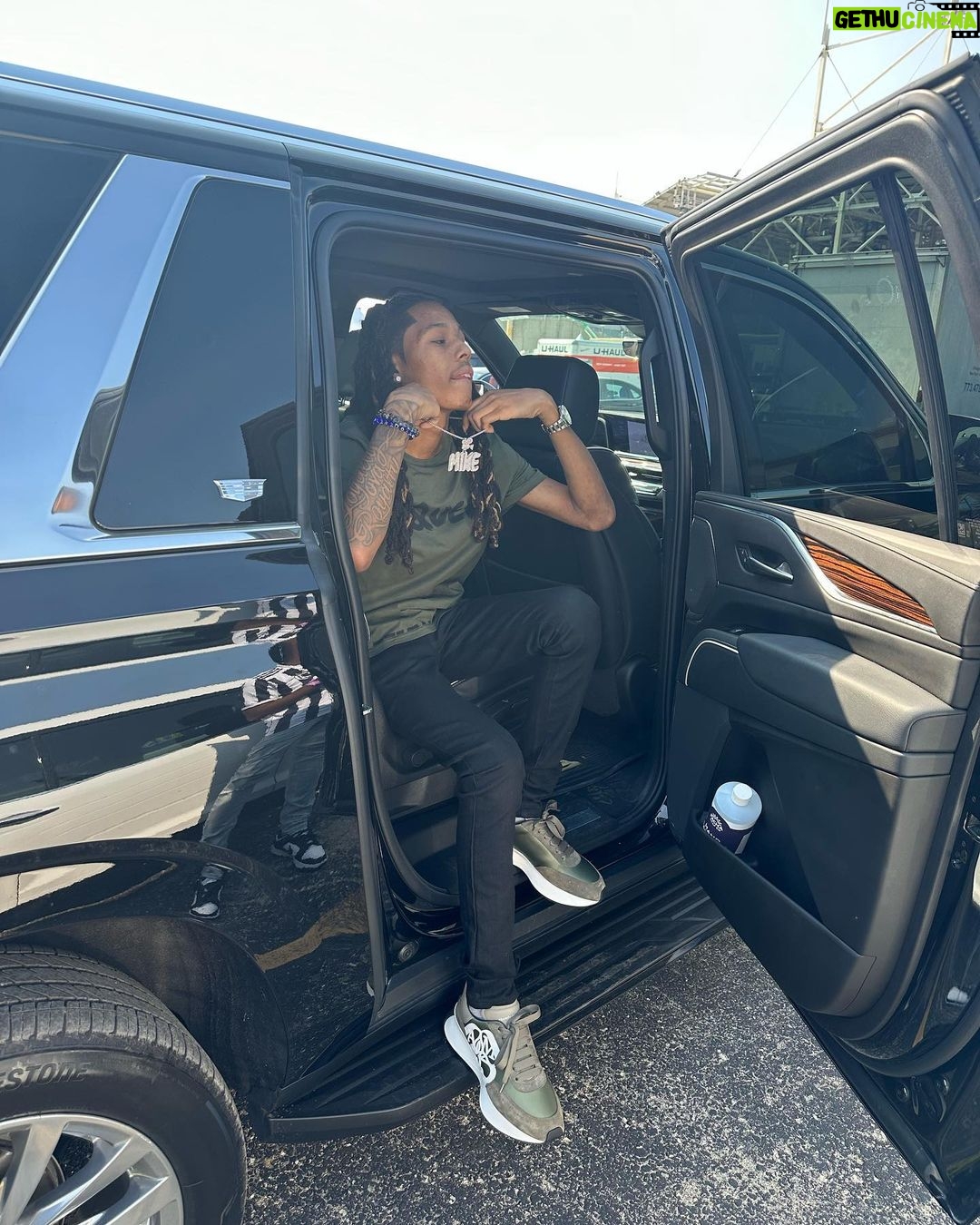 Michael Epps - 87.4K Likes - Outside in my city looking good🚀🖤