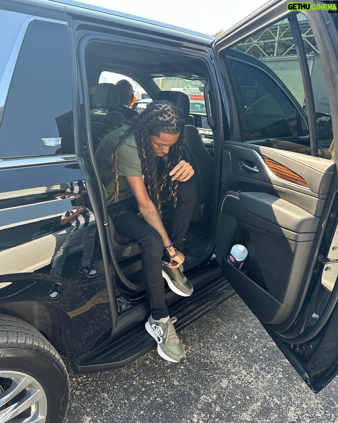 Michael Epps - 87.4K Likes - Outside in my city looking good🚀🖤