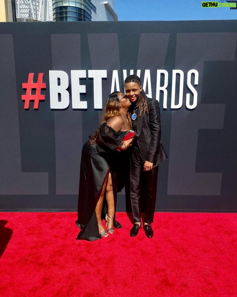 Michael Epps Instagram - B.E.T awards 2021 fasho was somthin to remember🔥🗣💯 #MamaWeDoinIt♥️ #betawards #thechi Suit: @dolcegabbana