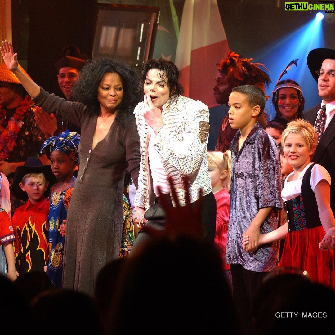 Michael Jackson Instagram - On this date in 2002, Michael and Diana Ross performed together at the Democratic National Committee Fundraiser, “A Night At The Apollo” in New York City.
