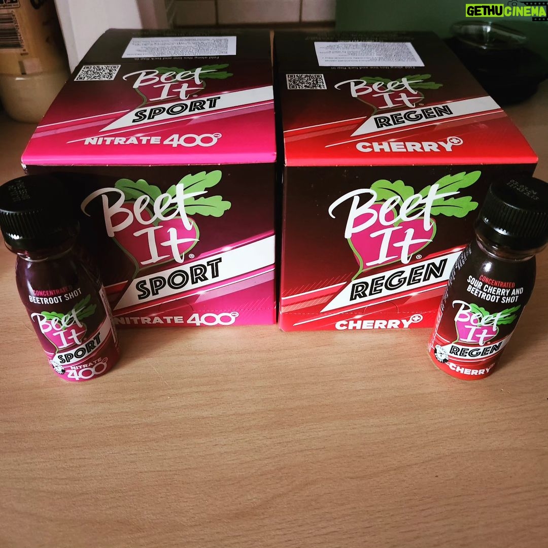 Michal Martínek Instagram - Beet It Regen Cherry+ je kombinace koncentrátů višňové šťávy (58%) a šťávy z červené řepy (42%) 👉Višňový džus je bohatým zdrojem řady vitamínů a minerálů. Výzkum prokázal, že konzumace višňové šťávy zvyšuje hladinu melatoninu (spánkového hormonu) a zlepšuje kvalitu a délku spánku. Podle Mezinárodního olympijského výboru bylo prokázáno, že koncentrát z višňové šťávy má protizánětlivé účinky, zmírňuje bolestivost svalů po zátěži a urychluje regeneraci. ➡️Beet It Regen Cherry+ nese logo Informed-Sport, což znamená, že byl testován prvotřídní sportovní antidopingovou laboratoří LGC. 👉Pravidelné užívání Beet It Regen Cherry+ -Urychluje regeneraci -Má protizánětlivé účinky -Posiluje náš imunitní systém -Pomáhá zlepšit kvalitu spánku -Zmírňuje bolest svalů po výkonu Beet It Sport Nitrate 400 je 98% koncentrát z červené řepy s 2% citronové šťávy s 400 mg nitrátů v 70 ml shotu 👉Výzkumy potvrzují zvýšení výkonu již po 3-4 dnech pravidelného užívání 👉První efekt po požití šťávy z červené řepy se projeví přibližně za 30 minut a vrcholu dosáhne zhruba po 90 minutách ➡️ Produkt Beet It Sport nese logo Informed-Sport, což znamená, že byl testován společností LGC, sportovní antidopingovou laboratoří pro zajištění důvěry produktu. ➡️ Produkt získal v roce 2020 dvě ocenění - 'Nejlepší předtréninkový produkt' - 2020 European Specialist Sports Nutrition Awards - 'Nejlepší sportovní nápoj' - 2020 European Specialist Sports Nutrition Awards 👉Pravidelné užívání Beet It Sport - urychluje regeneraci - zvyšuje okysličení svalů - zlepšuje rychlostní výkon - prodlužuje dobu zátěže do vyčerpání - zvedá submaximální vytrvalostní výkon Beet It Sport a Beet It Regen využívá více jak 150 profesionálních týmů z Premier League, La Ligy, Scottish Premiership, MLS, Rugby League, NFL a NHL. Využívají ho i zápasníci z UFC, profesionální cyklisté i olympijský GB Team