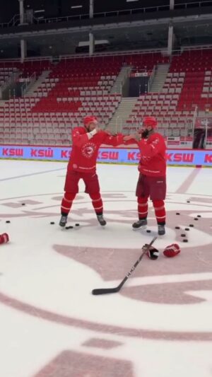 Michal Martínek Instagram - Za dnešek chci moc poděkovat @hcocelaricz - skvělá parta celého týmu i managementu a celkového zázemí. Ne nadarmo drží 4x Mistra republiky v poslední době. Držím palce a 14.10. Se vidime v železným městě 💪🇨🇿🔥 #hokejvsrdcisrdcevhokeji #mmalifestyle 
Potkal jsem pár bývalých spoluhráčů a byl to parádní zážitek.