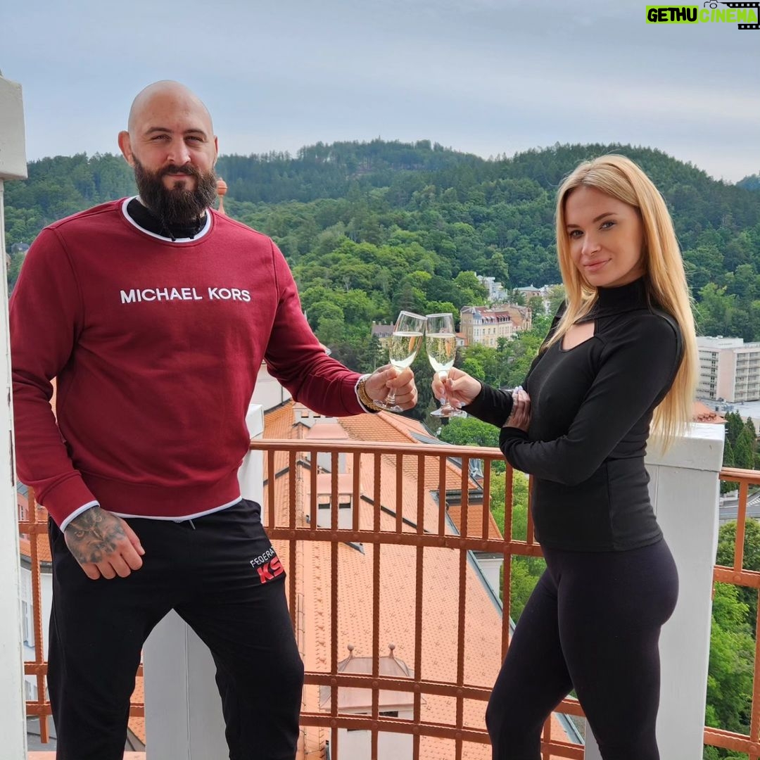 Michal Martínek - 522 Likes - Děkujeme @prochazka1490 za skvělý zážitky tady v Karlových Varech v hotelu @spahotelimperial
Vidíš na celé Vary a máš prostor si opravdu odpočinout a skvělý servis pro zákazníky.
S mojí ženou @lenuleangel si to tu krásně užíváme, od přírody, po wellnes
a rauty samozřejmost 🔥