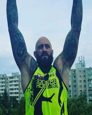 Michal Martínek Instagram - Prekonej strach v sobě  po zranění a pak už jen jdi dal a zjistíš, že dokud srdce a hlava chce, tělo si najde způsob a pak jen rutina ať jsi 100% připraven zabijet 🔥🦍 @ksw_mma @extremehobbytm @reindersmma @ankosmma