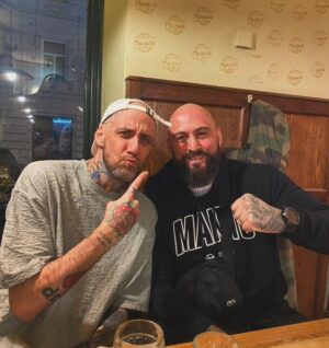Michal Martínek Instagram - Velká čest sedět po letech s tímhle týpkem a matadorem českého freestyle, kam jsem chodil ve 14 letech do kotle fandit. Dík za dnešek byla to prdel a vidíme se příště 🫡😀