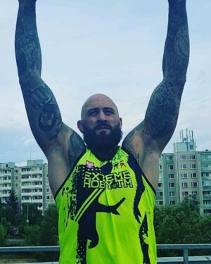 Michal Martínek Instagram - Prekonej strach v sobě  po zranění a pak už jen jdi dal a zjistíš, že dokud srdce a hlava chce, tělo si najde způsob a pak jen rutina ať jsi 100% připraven zabijet 🔥🦍 @ksw_mma @extremehobbytm @reindersmma @ankosmma