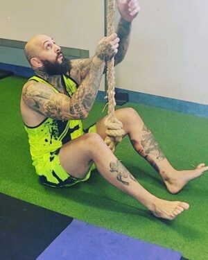 Michal Martínek Instagram - Prekonej strach v sobě  po zranění a pak už jen jdi dal a zjistíš, že dokud srdce a hlava chce, tělo si najde způsob a pak jen rutina ať jsi 100% připraven zabijet 🔥🦍 @ksw_mma @extremehobbytm @reindersmma @ankosmma