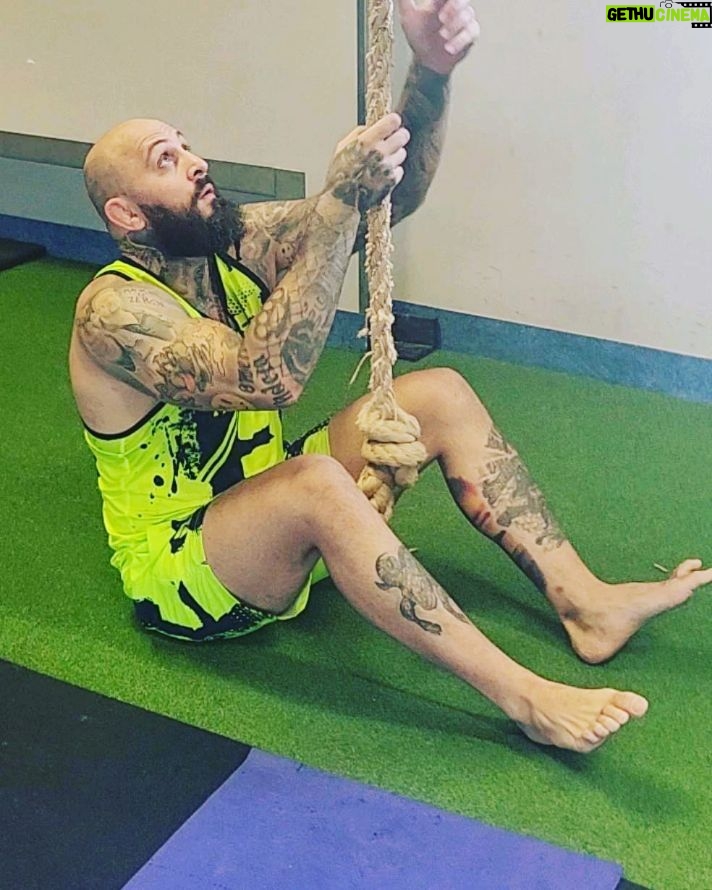 Michal Martínek - 700 Likes - Prekonej strach v sobě po zranění a pak už jen jdi dal a zjistíš, že dokud srdce a hlava chce, tělo si najde způsob a pak jen rutina ať jsi 100% připraven zabijet 🔥🦍 @ksw_mma @extremehobbytm @reindersmma @ankosmma