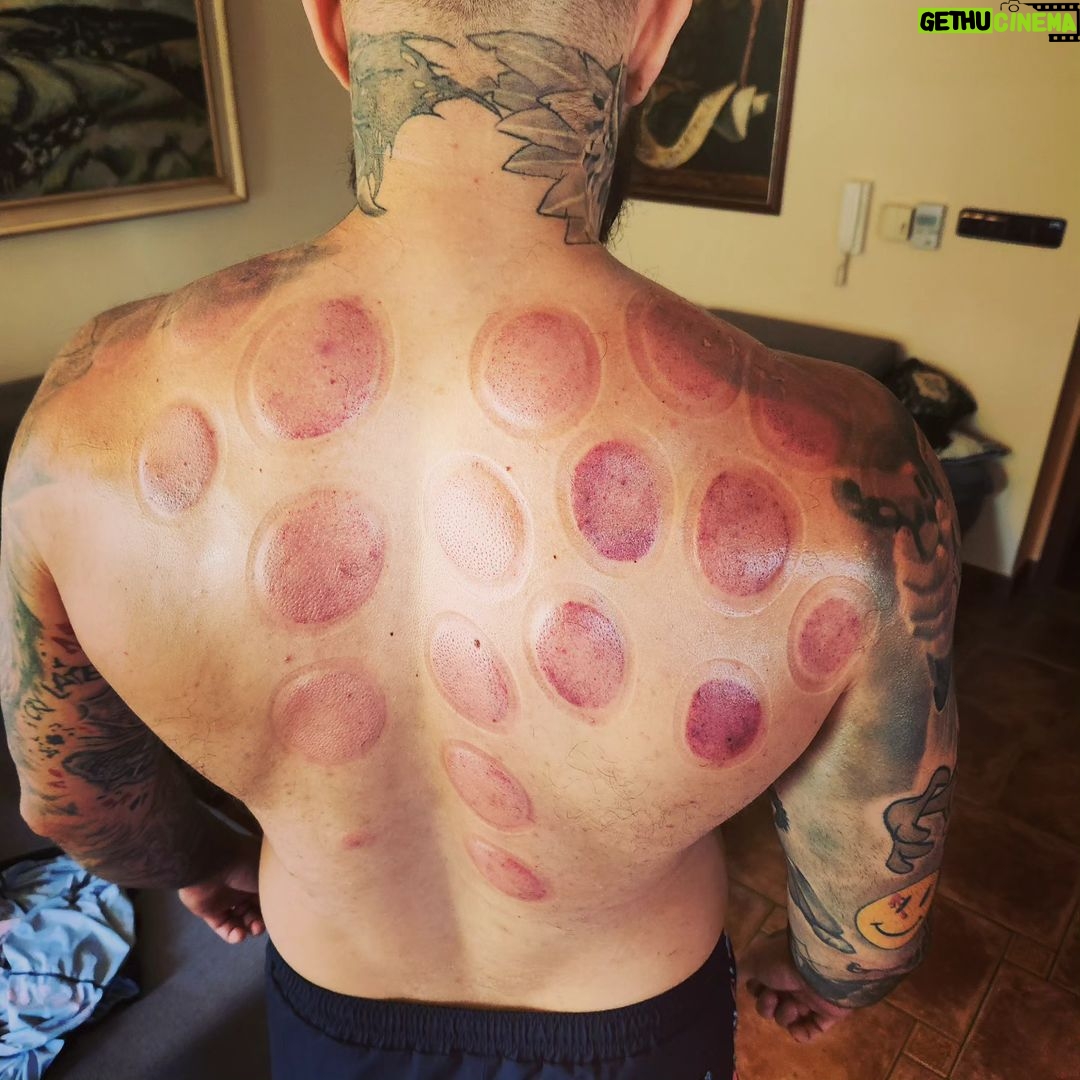 Michal Martínek Instagram - @zeman_radek_masaze děkuji za pomoc s dlouhodobou bolestí v oblasti zad. Makáme na tom 🔥 Přetěžování a Přetrénování byla vždycky moje klasika 😄 když to hoří, tak je to to pravý a to se nezmění dokud budu moct, takže díky za lidi, co mě dokáží dostat zpět do pohody normálního člověka, než se zase zavařim 🦍