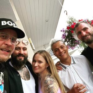 Michal Martínek Instagram - MARTINKOVI na vemolandu oslavit narozky @karlos_terminator_vemola 
Díky za pozvání a všechno nejlepší ještě jednou. A taky jsem potkal hodně známých a přátel. Good vibe🔥