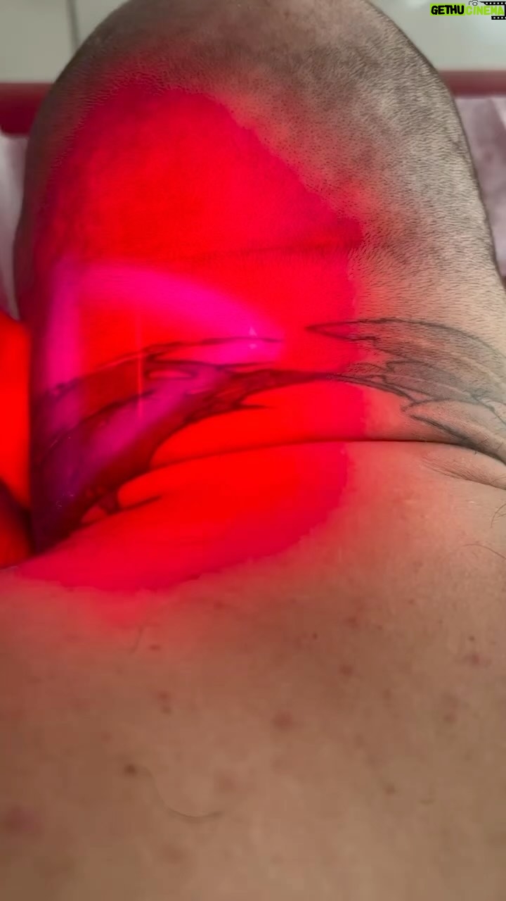 Michal Martínek Instagram - Robotický laser vs. @michal_blackbeard_martinek s @joshfyzio