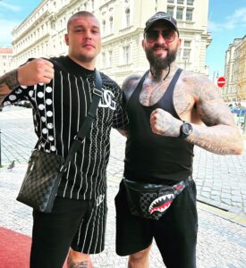 Michal Martínek Instagram - Romantický oběd a určitě to nebyl salát 💪🔥😄😄 #boxlife #mmalife #prague #champ @lukasfajk @michal_blackbeard_martinek Old Town Square