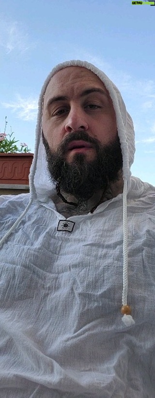 Michal Martínek Instagram - VYJÁDŘENÍ ohledně ksw colloseum 2 a pocity z VIP zóny jako fighter a jako divák a fanoušek a co všechno jsem registroval v té show, pak detaily jako cesta, umístění zapasnika do Hall of fame, ceremoniálu, atd. Kdyby jste měli otázky, tak do komentů. 🔥