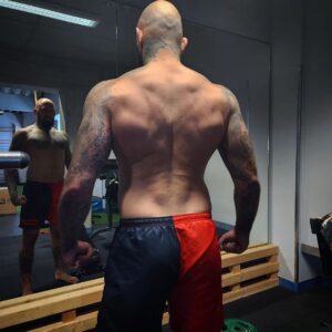 Michal Martínek Instagram - Forma se vrací 🦍
1. Fáze @kondicnitrener 
2. Fáze @siruckamichal 
Tahle kombinace je můj recept na sílu, rychlost a fýzu 💪🔥