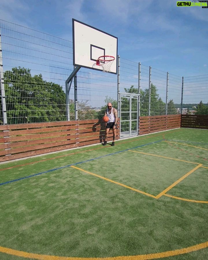 Michal Martínek - 510 Likes - Konečně počasí 🔥 po 2 letech si zahazet, ten náběh musím zlepšit, protože se 100 kilama se to smečovalo lip než se 110 😄😄 takže @siruckamichal co udělame s tím odrazem ?? 😄😄
A žena @lenuleangel si to hezky dává na poprvé, Budem to ladit pěkně na školním veřejným hřišti základní školy jako na základce💪