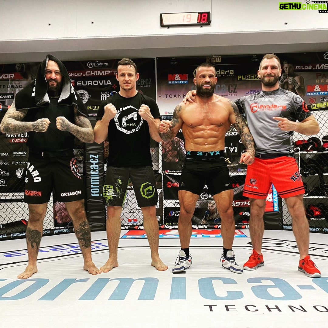 Michal Martínek - 543 Likes - One more round squad still standing 🔥🔥🦍🤝