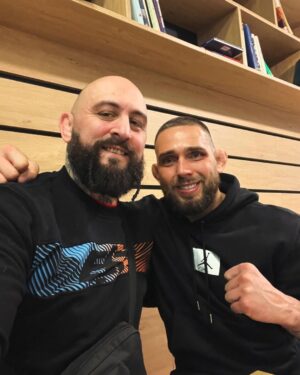 Michal Martínek Instagram - Dnes s bráchou @michal_blackbeard_martinek oba po 2 svých treninkach,začali sme držet ze se vydame 1. Týdne !!! Aby sme probrali naše životy jak osobní tak sportovni a taky trosku probrat taktiku na Zapas a ta je jasná bomby dostaneš bomby dáš ☺️🤛🏻🙏🏻 !!
Michal je jeden z nejlepších lidi co kolem sebe mám diky bracho a diky Bohu za tebe 🙏🏻❤️💪🏻💪🏻🤛🏻