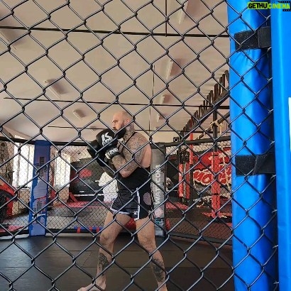 Michal Martínek Instagram - Začátky jsou krásný v tom, že máš motivaci naladit pořádnou formu. V @mmamonstergym s Lukášem Bartou už hezkou řadu let a stále nás baví bušit 10min kola🫡😀 @ksw_mma @extremehobbytm