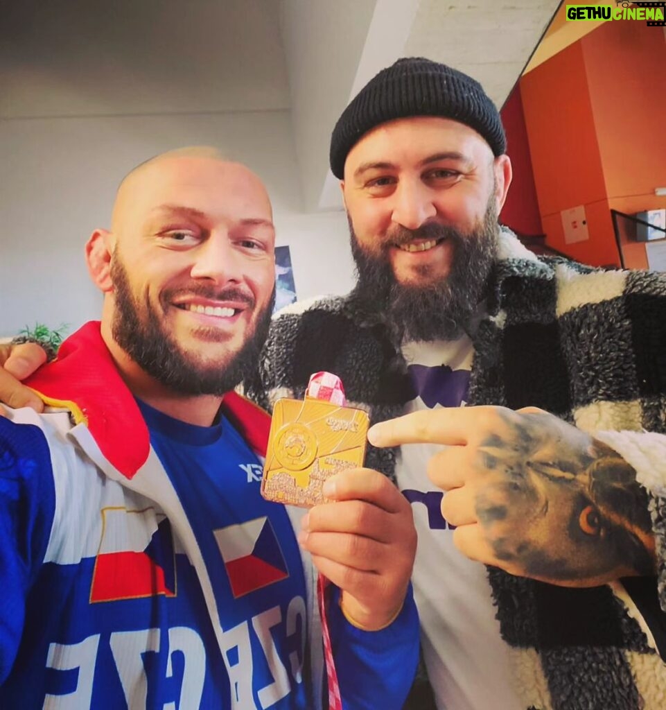 Michal Martínek Instagram - Placka je doma @artur__omarov přivezl z mistrovství (wrestling) 💪🇨🇿🔥👍 Gratulace kamaráde. Pořád tam je hromada síly🦍😤🫡😄💥