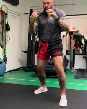 Michal Martínek Instagram - Trénink aka ledovej klid v oku bouřky 💪
@kondicnitrener
Levacka je zpět 💥
