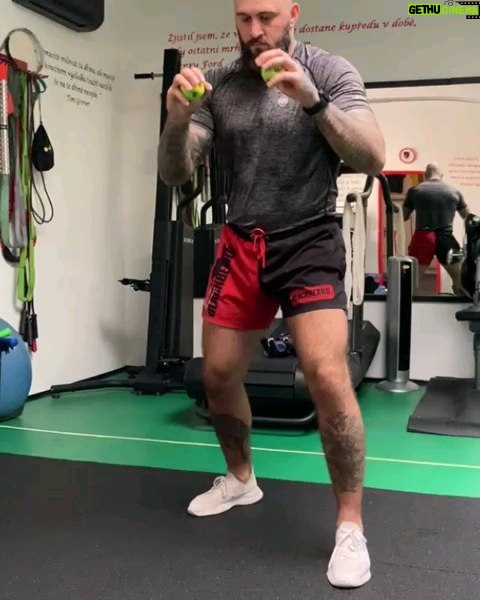 Michal Martínek Instagram - Trénink aka ledovej klid v oku bouřky 💪 @kondicnitrener Levacka je zpět 💥