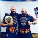 Michal Martínek Instagram - Chci moc poděkovat za letitou podporu Tomášovi Ptáčkovi a celému klubu @goldfingers_prague za letitou podporu do zapasů a kempů . Tahle fotka je z roku 2017 a už tehdy byl Goldfáč se mnou a já s ním 💪🫡 díky, že můžu trénovat víc a rozdávat víc bomb 💪🇨🇿🔥