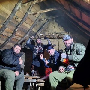 Michal Martínek Instagram - Antitrouble team 💪🇨🇿🔥🦍🏴‍☠️ na mapě tohle místo nenajdeš. 
Díky přátelé za vás po těch letech