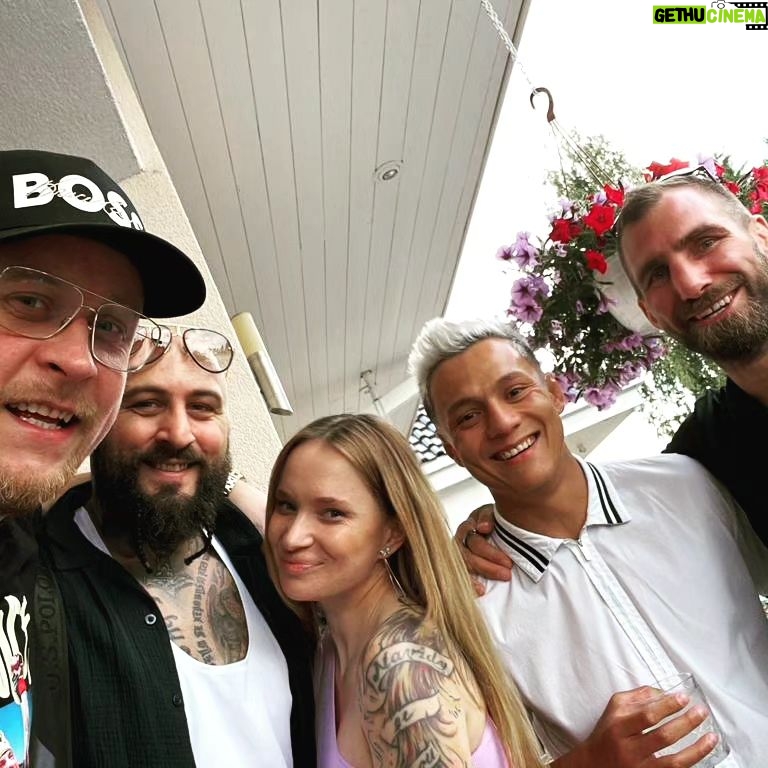 Michal Martínek - 791 Likes - MARTINKOVI na vemolandu oslavit narozky @karlos_terminator_vemola
Díky za pozvání a všechno nejlepší ještě jednou. A taky jsem potkal hodně známých a přátel. Good vibe🔥