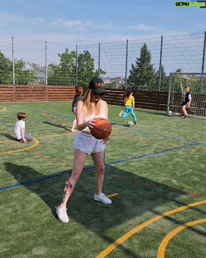 Michal Martínek - 510 Likes - Konečně počasí 🔥 po 2 letech si zahazet, ten náběh musím zlepšit, protože se 100 kilama se to smečovalo lip než se 110 😄😄 takže @siruckamichal co udělame s tím odrazem ?? 😄😄
A žena @lenuleangel si to hezky dává na poprvé, Budem to ladit pěkně na školním veřejným hřišti základní školy jako na základce💪