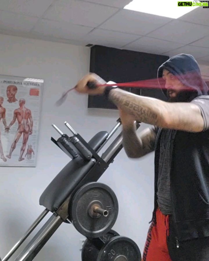 Michal Martínek Instagram - Trénink aka ledovej klid v oku bouřky 💪 @kondicnitrener Levacka je zpět 💥