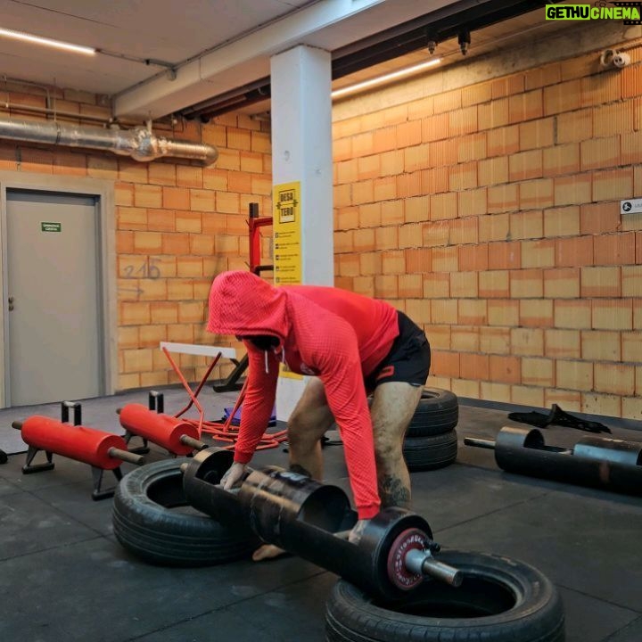 Michal Martínek Instagram - Je tu novej rok a další výzvy. Tak začínáme hned ze startu s mým silovým trenérem @siruckamichal a začneme pomalu ladit termín zápasu v @ksw_mma @kswczechrepublic Rozjede se forma v @reindersmma a pak hned do @ankosmma army 🫡