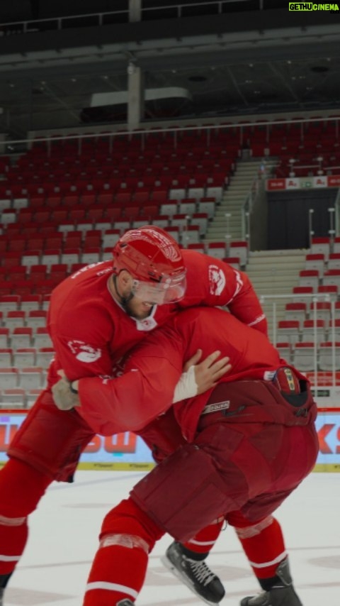 Michal Martínek Instagram - V sobotu tady ve WERK ARENĚ bude mít hlavní zápas večera, teď si ale @michal_blackbeard_martinek zavzpomínal na svojí 🏒 kariéru spolu s @hcocelaricz 👍🏻 #KSW87