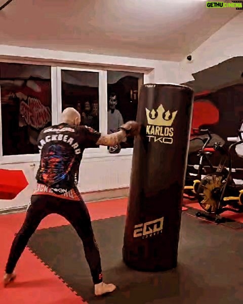 Michal Martínek Instagram - Vrací se nám starej dobrej hlad s letitým parťákem z gymu @karlos_terminator_vemola a jedem si to v neděli večer na náš oblíbenej one more round režim 🫡🤠😤☠️💯💣 @ksw_mma @oktagonmma @kswczechrepublic #blackbeard #terminator #czechmma Dělnická