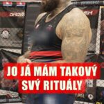 Michal Martínek Instagram - S klukama TikTokerama 🙋🏻‍♂️ @viktorraskovsky a 🙋🏻‍♂️ @david_karbas , kteří mají několik zápasů v 🥊 jsme zavítali do @reindersmma a vyzpovídali po společném tréninku hlavní ⭐️ karty #KSW87 v Třinci @michal_blackbeard_martinek 💪🏼 @ksw_mma