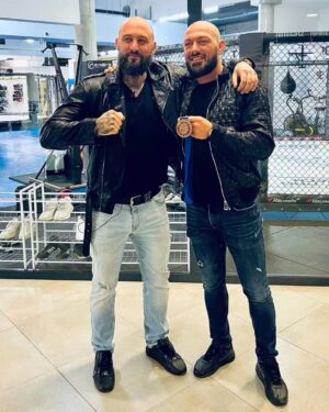 Michal Martínek Instagram - můj skvělý dlouholety kamarád @artur__omarov vybojoval 3. Místo na mistrovství světa a kvalifikoval se po 2. Na olympiádu ve wrestlingu. Jsi borec a jsem na tebe pyšnej, jako my všichni. Zvitezime 💥🫡