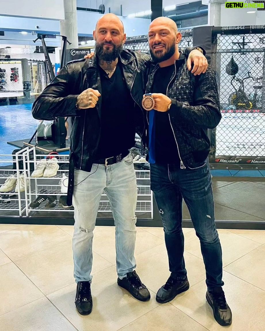 Michal Martínek - 523 Likes - můj skvělý dlouholety kamarád @artur__omarov vybojoval 3. Místo na mistrovství světa a kvalifikoval se po 2. Na olympiádu ve wrestlingu. Jsi borec a jsem na tebe pyšnej, jako my všichni. Zvitezime 💥🫡