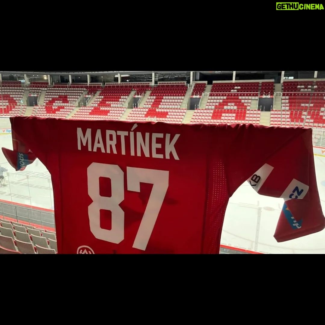 Michal Martínek Instagram - @hcocelaricz hokej v srdci/srdce v hokeji Děkuji za tu podporu celého klubu, hráčů, realizačního týmu a fanouškům, kteří mě podporují a poženou za vítězstvím. 15 let hokej, 14 let MMA = hybrid 🔥😆 Ušla se dlouhá cesta a ještě se dlouhá cesta ujde, protože motivace lidem je silný mocný spojenec, pokud to umíš uchopit a nasměrovat, kam to patří. Doma jsem nikdy neprohral a nehodlám to měnit. Pojďme se pořádně pobavit v měsíčním svitu s ďáblem 👹☠️ Po téměř 5 letech zpět v ČR a všem díky za ten Mega support a podporu. 🏴☠️🇨🇿 HC Oceláři Třinec