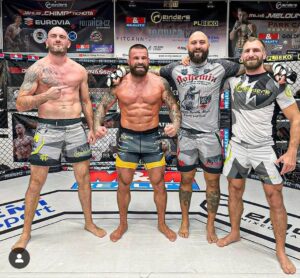 Michal Martínek Instagram - Jedná veteránská a predzápasová 🔥🫡
@karlos_terminator_vemola jde pro titul na @oktagonmma @danielskvorfight má za pár týdnů fight a já příští sobotu na @ksw_mma 
@andre.reinders nás tradičně mučí👹