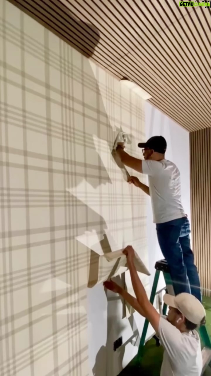 Michel Smith Boyd Instagram - He really is fast though. Not a #toot. . I ❤️ my #wallpaper installer. . @….. (NOPE 😂) . #msbhowtoluxury #golfsimulator #golf #golflife