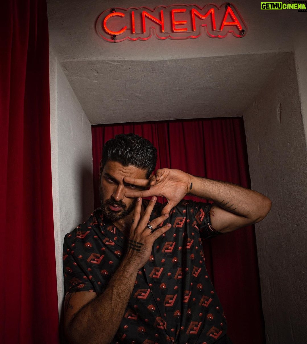 Michele Morrone Instagram - Feliz por estar mais conectado com esse país maravilhoso, e com essas pessoas ainda mais maravilhosas ❤️🇧🇷 #brasil @lofficielhommesbr . . Photo by @georgelivieratos Art director @elenabora Stylist @luigigaballo Hair @marziag86 Make-up @giulia_beauty_specialist