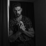 Michele Morrone Instagram - Feliz por estar mais conectado com esse país maravilhoso, e com essas pessoas ainda mais maravilhosas ❤️🇧🇷 #brasil @lofficielhommesbr . . Photo by @georgelivieratos Art director @elenabora Stylist @luigigaballo Hair @marziag86 Make-up @giulia_beauty_specialist