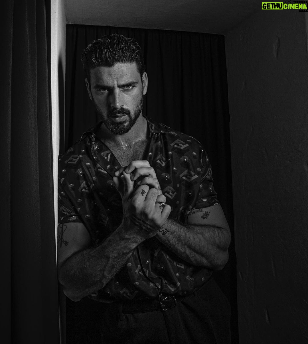 Michele Morrone Instagram - Feliz por estar mais conectado com esse país maravilhoso, e com essas pessoas ainda mais maravilhosas ❤️🇧🇷 #brasil @lofficielhommesbr . . Photo by @georgelivieratos Art director @elenabora Stylist @luigigaballo Hair @marziag86 Make-up @giulia_beauty_specialist
