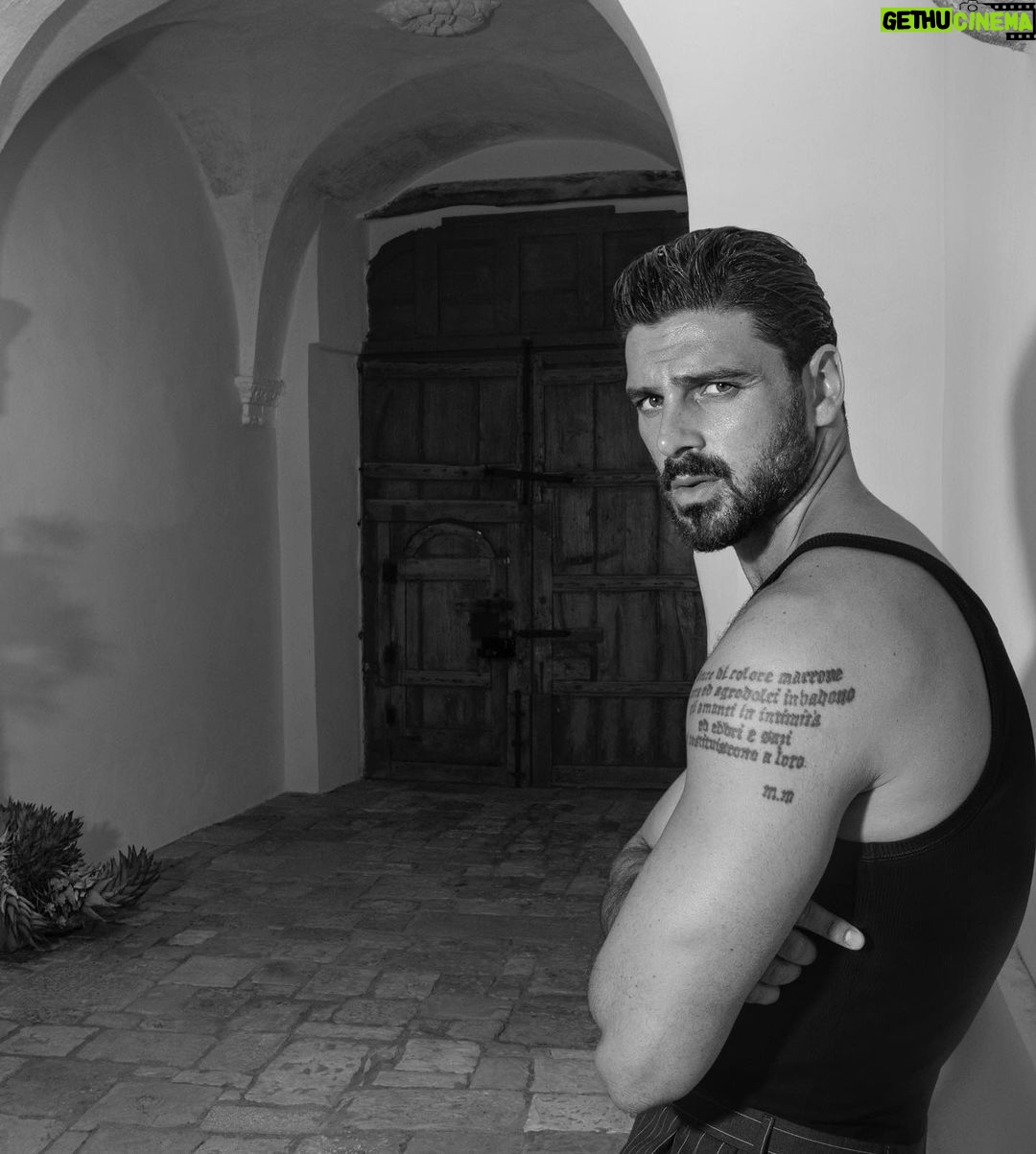 Michele Morrone Instagram - Feliz por estar mais conectado com esse país maravilhoso, e com essas pessoas ainda mais maravilhosas ❤️🇧🇷 #brasil @lofficielhommesbr . . Photo by @georgelivieratos Art director @elenabora Stylist @luigigaballo Hair @marziag86 Make-up @giulia_beauty_specialist