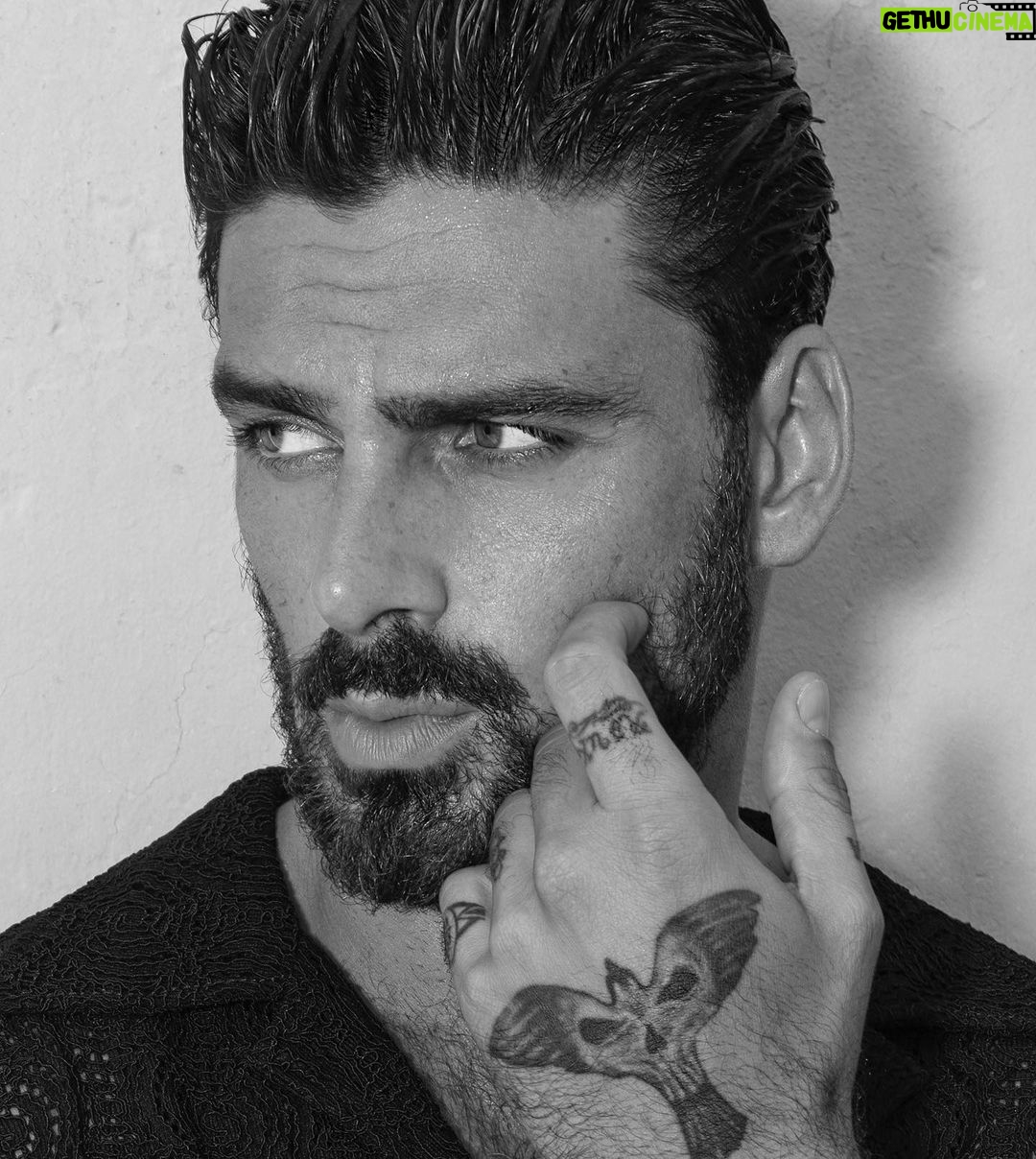 Michele Morrone Instagram - Feliz por estar mais conectado com esse país maravilhoso, e com essas pessoas ainda mais maravilhosas ❤️🇧🇷 #brasil @lofficielhommesbr . . Photo by @georgelivieratos Art director @elenabora Stylist @luigigaballo Hair @marziag86 Make-up @giulia_beauty_specialist