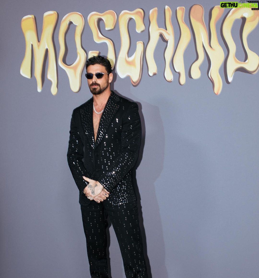Michele Morrone Instagram - Thanks @moschino @jeremyscott 🔥 . Pics by @alessandroperuggi . @andreacaravita @paolobaldassarri @wannabemgmt Milan, Italy