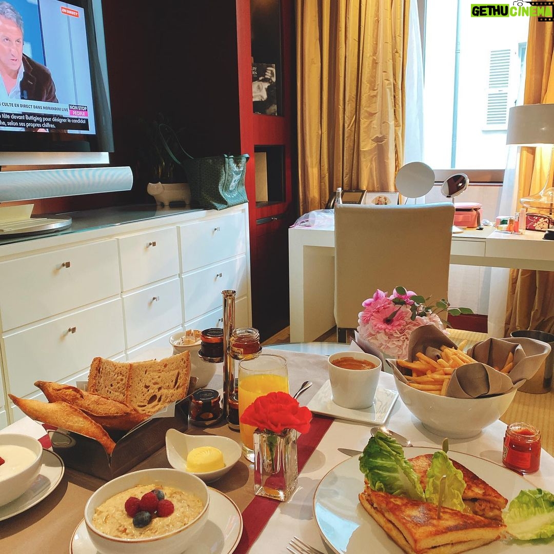 Michelle Reis Instagram - Brunch alone in raining Paris. Place Vendôme