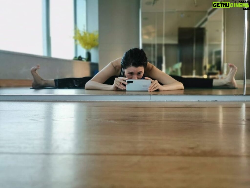 Michelle Reis Instagram - Trying to keep a flexible body and mind. #weekendstretch #selfcare