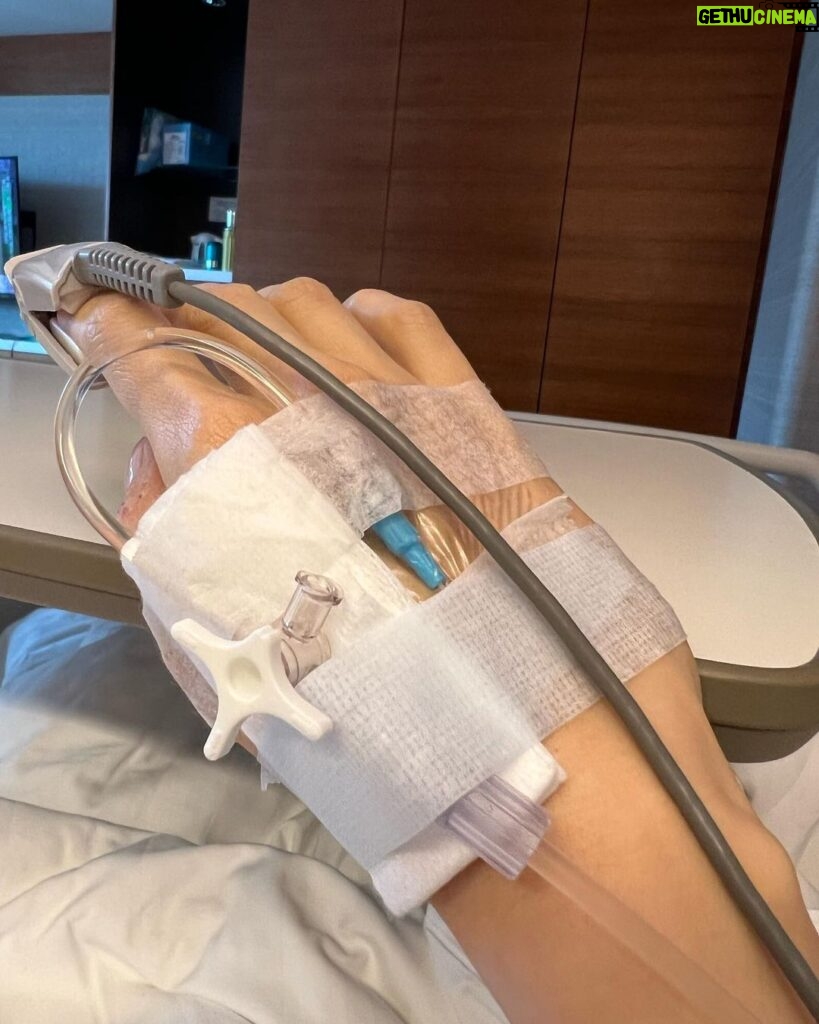 Michelle Reis Instagram - 這48小時在加護病房，執返條命，衷心感謝專業的醫護人員團隊的無微不至。令到家人疲於奔命和擔心實在對不起😭 #請好好照顧自己的身體