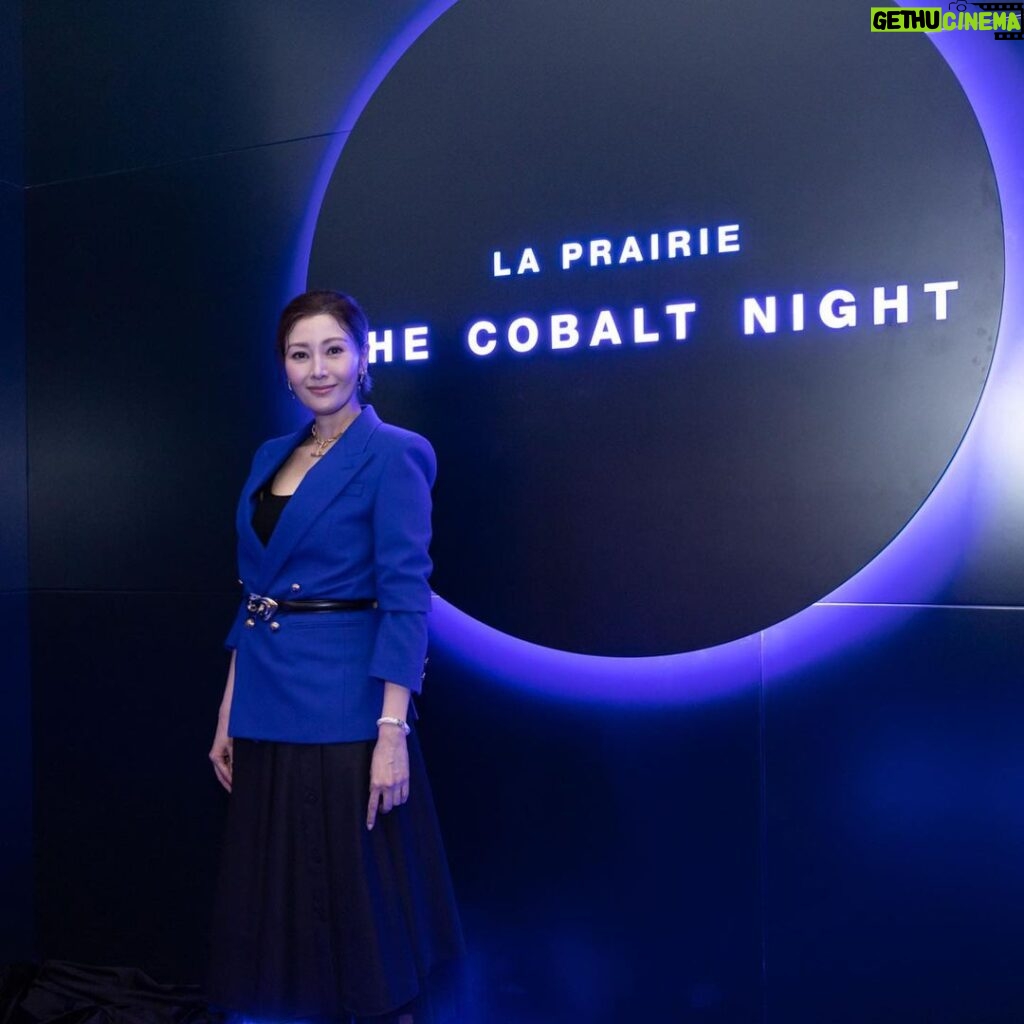 Michelle Reis Instagram - Thanks for inviting me to La Prairie "The Cobalt Night" exhibition. 用完Skin Caviar Nighttime Oil，感覺非常好，好潤，好吸收，持久撫平咗細紋。真心推介給大家💙 @laprairie #skincaviar #CobaltNight @exr_consulting