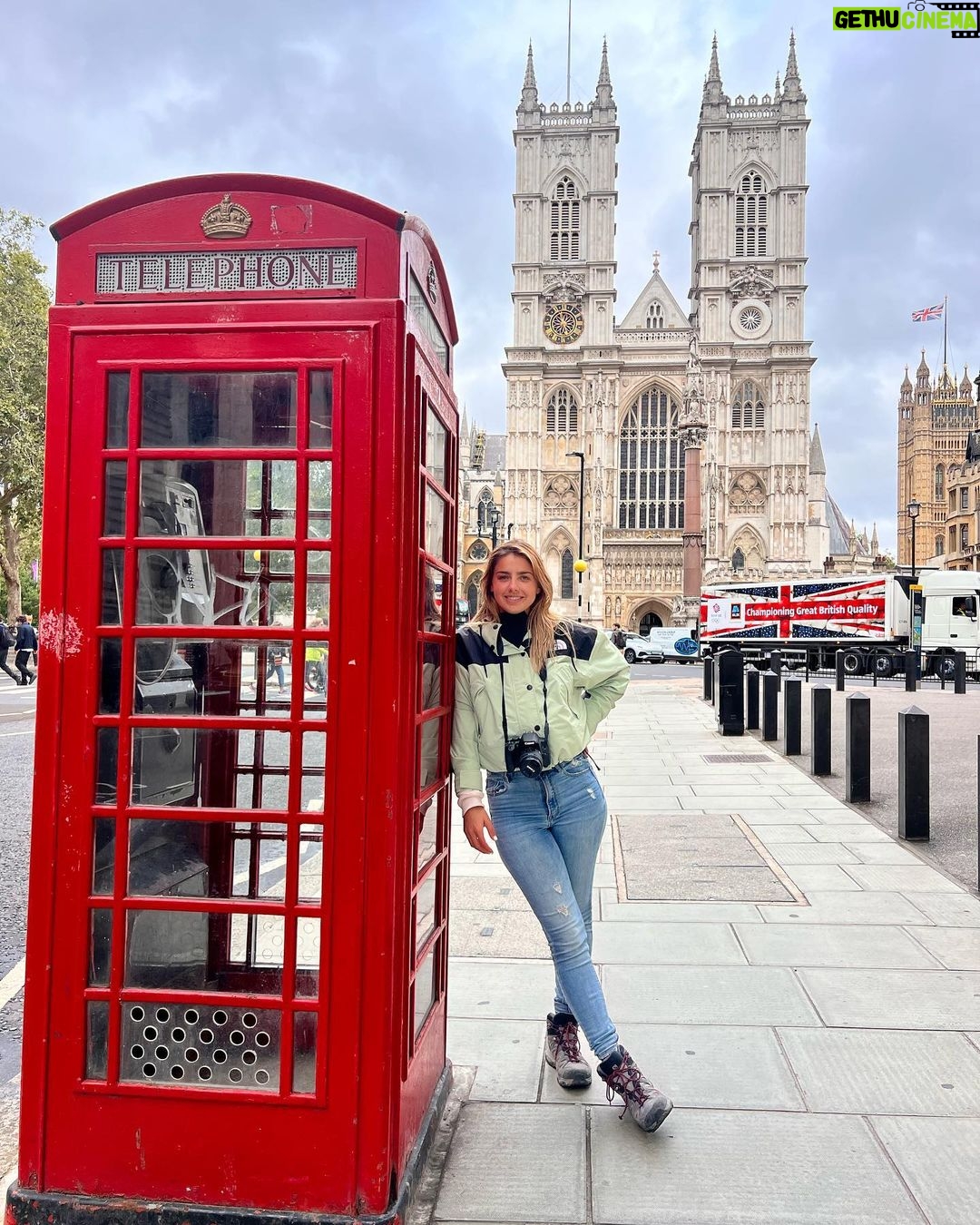 Michelle Renaud Instagram - London🇬🇧 La ciudad más hermosa que he visitado, sin duda es la más arraigada a su historia, conservando y cuidando su belleza. Una ciudad perfecta para venir a festejar el amor ♥️ @matlechat Quédense con quien los vea como yo veo a Mati ( ultima foto) London, England, UK